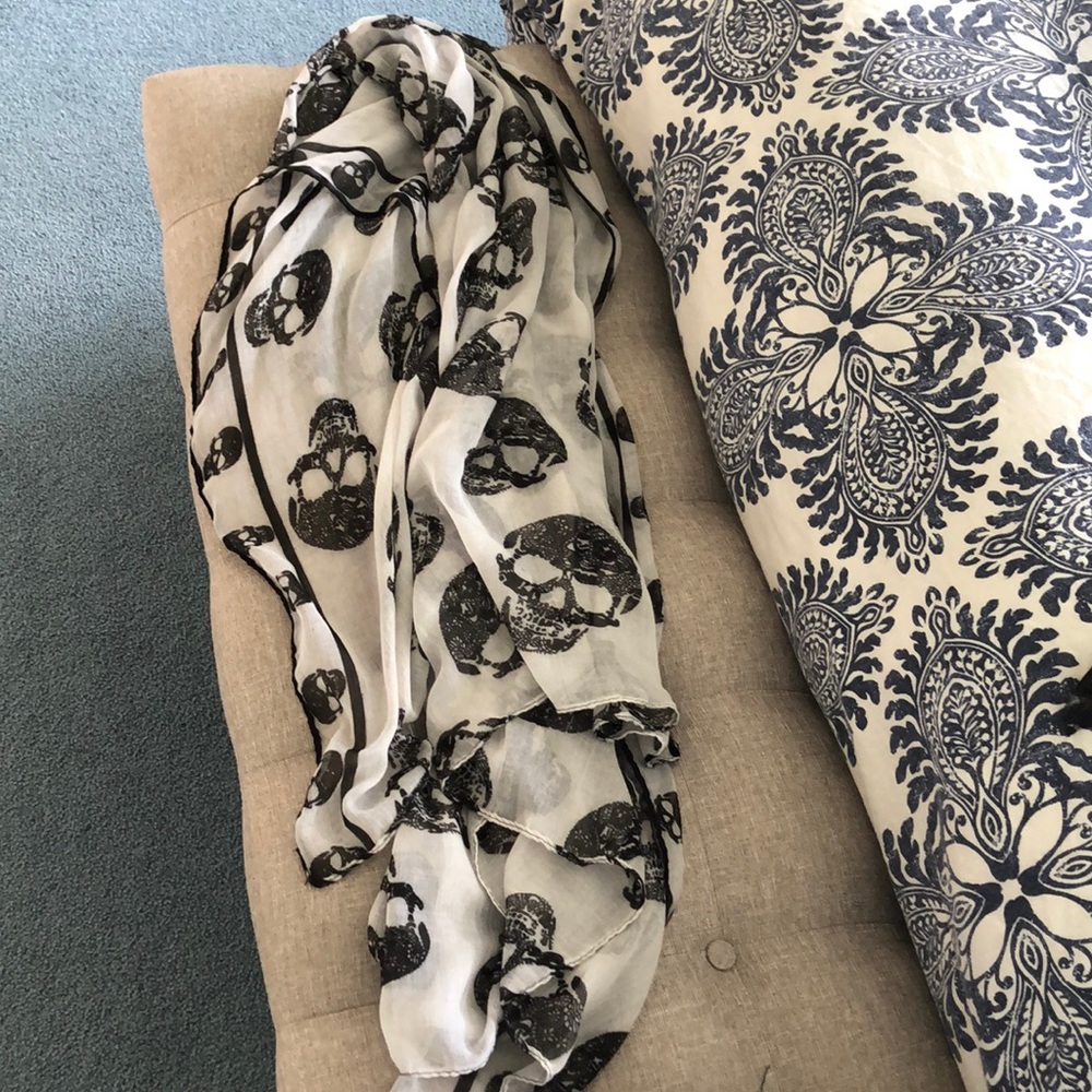 Skull scarf